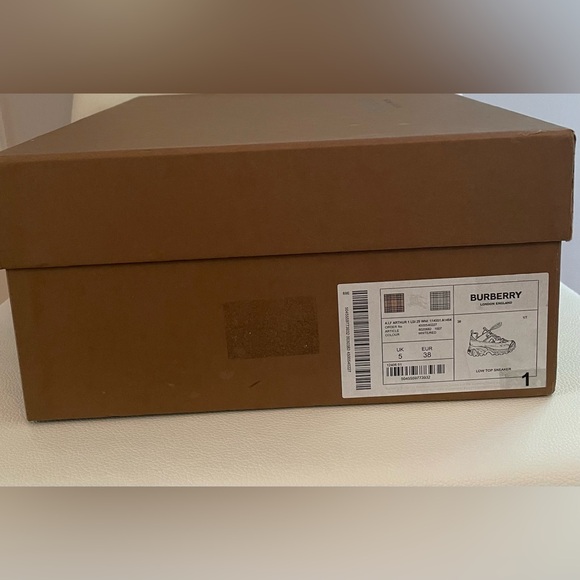 NWT BURBERRY Arthur Low Top Sneakers
Size: EU 38/ US 8 - Picture 8 of 12